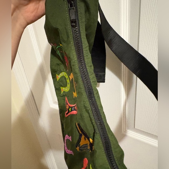 Baggu x Jessica Williams m Nylon Crescent Bag in green with embroidery - Picture 4 of 5